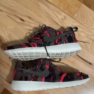Gently Used Nike Roshe brown camo size 9